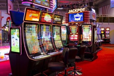 ys88bet Android app home screen showing slot games and live casino tables